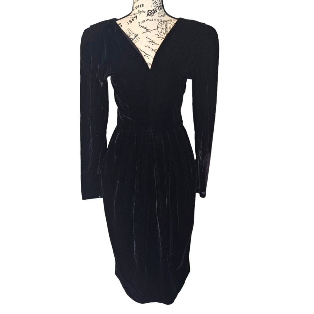 Vintage Maggy London black velvet dress. Size 4